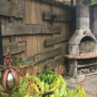 Natuurlijke tuinafscheiding met bamboematten 2 meter hoog