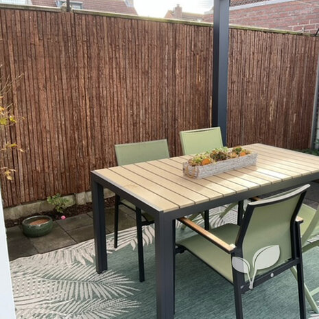 natuurlijke tuinafscheiding maken met boomschorsmatten