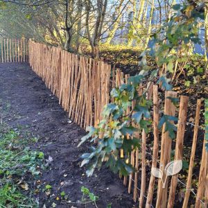 Natuurlijke tuinafscheiding van hazelaar hekwerk