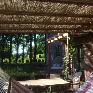 Rietmatten op de pergola voor schaduw